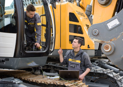 nie langeweile garantie-technik-abwechslung-handwerklich-traumjob-faszination-baumaschinenmechaniker-ausbildung baumaschinenmechaniker-beruf baumaschinenmechaniker-baumaschinen weiterbildung-baumaschinen-schwere maschinen-motoren-herausforderung