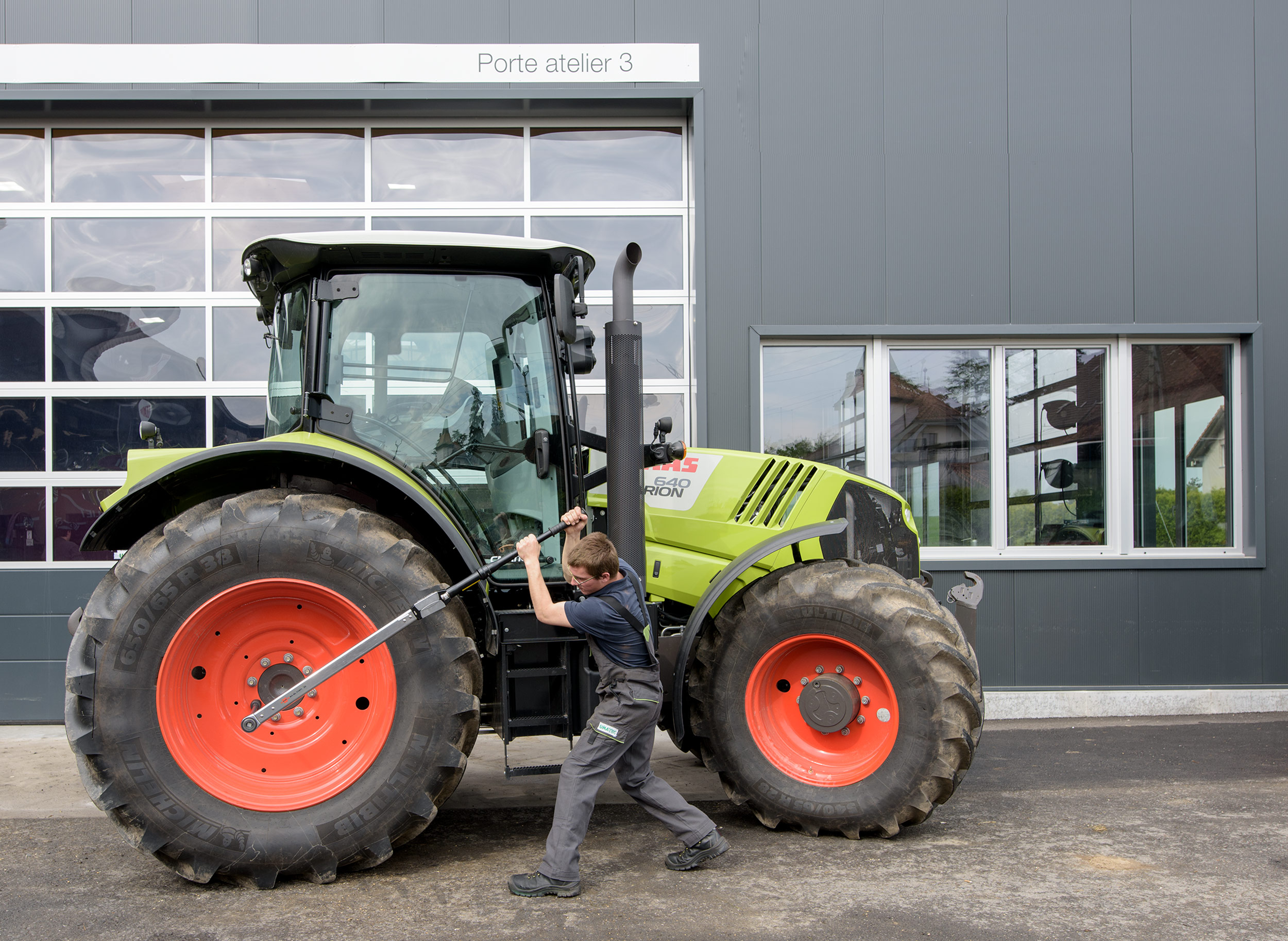 Agrotec Suisse bildet Landmaschinenmechaniker aus. Landmaschinen, wie Traktore werden repariert.