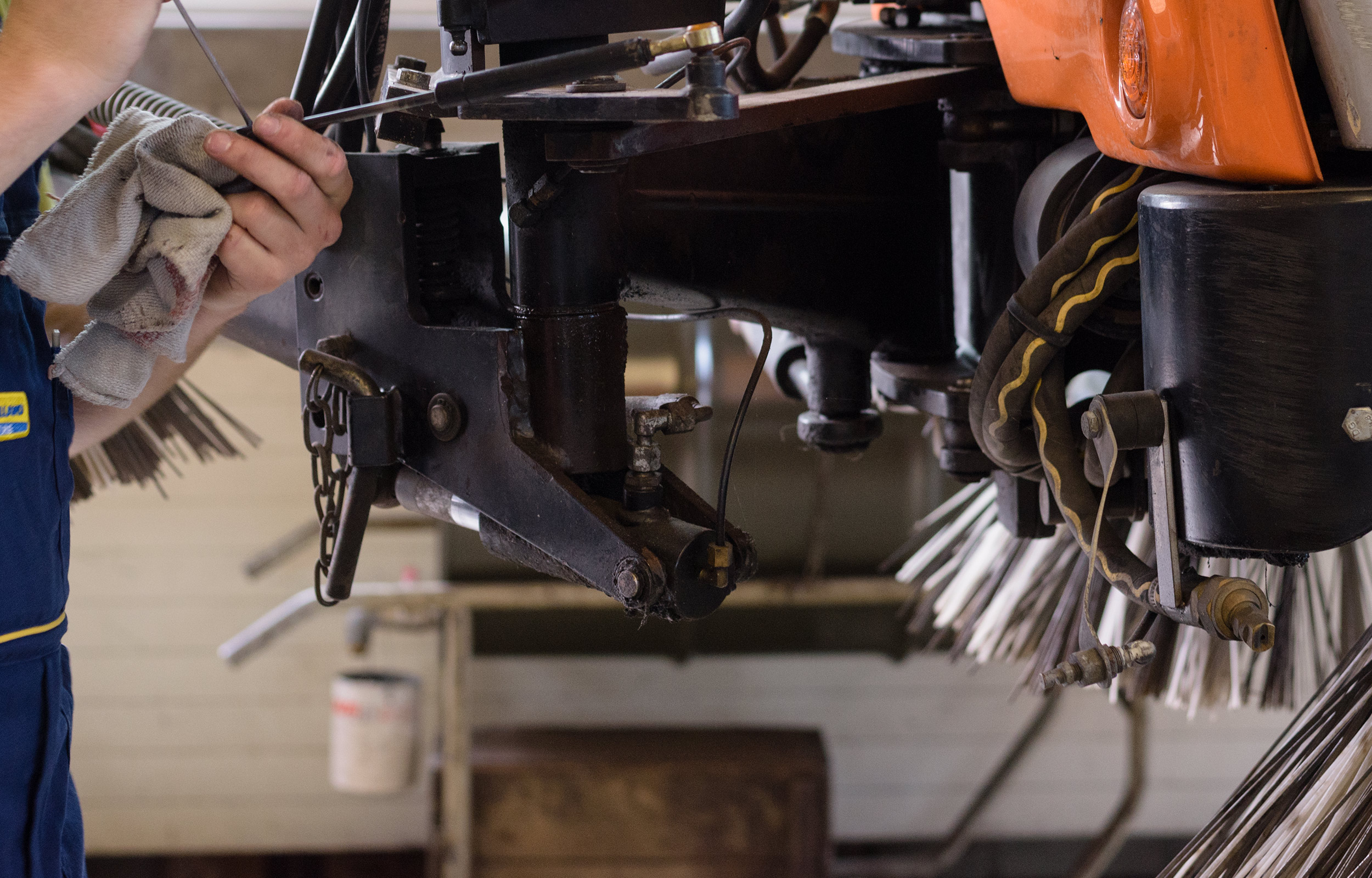 nie langeweile garantie-technik-abwechslung-handwerklich-traumjob-faszination-motorgeraetemechaniker-ausbildung motorgeraetemechaniker-motorgeraetemechaniker ausbildung-beruf motorgeraetemechaniker-schneepflug-service-selbststaendig-feingefuehl