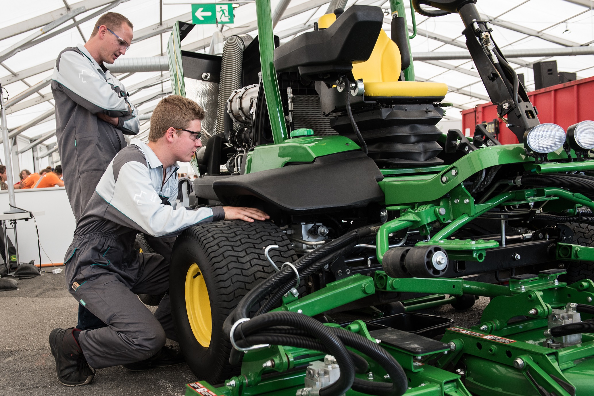 nie langeweile garantie-technik-abwechslung-handwerklich-traumjob-faszination-motorgeraetemechaniker-ausbildung motorgeraetemechaniker-motorgeraetemechaniker ausbildung-beruf motorgeraetemechaniker-schneepflug-service-selbststaendig-feingefuehl